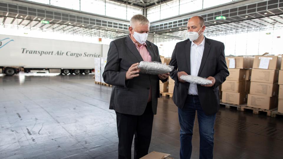 Bild zeigt Minister Laumann beim Besuch des Landeslagers für Schutzausrüstung in Düsseldorf