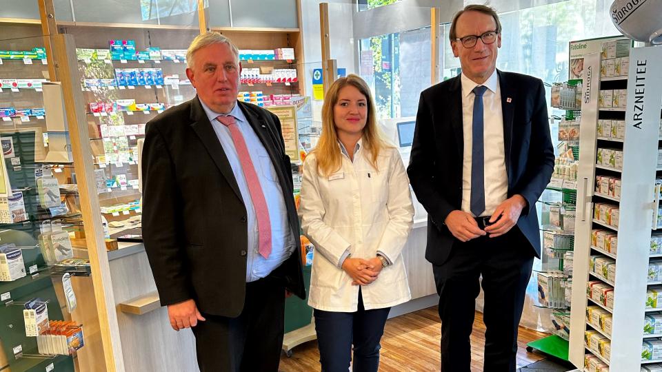 Minister Laumann mit Apothekerin Michelle Pohst und em Vorsitzenden des Apothekerverbandes Nordrhein Thomas Preis.