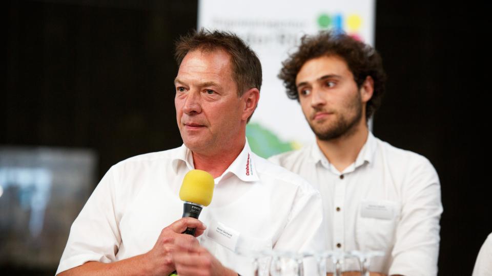 Foto: Dirk Gebhardt, Geschäftsführer der Horst Gebhard Malerbetrieb GmbH, hält das Mikrofon