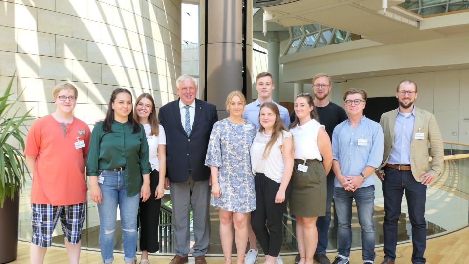 Minister Laumann mit Pflegeschülerinnen und -schülern im Landtag des Landes Nordrhein-Westfalen