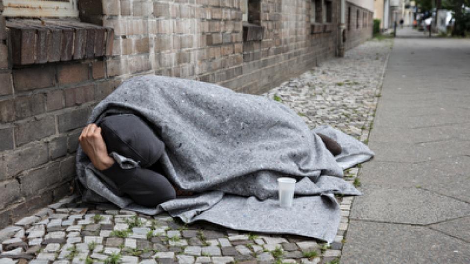 Obdachloser, der auf dem Bürgersteig übernachtet