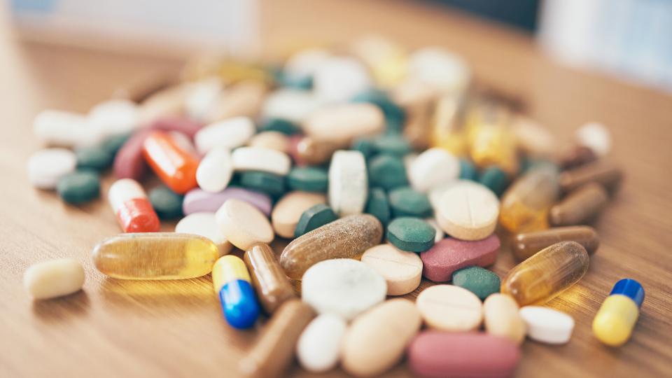 Bild zeigt Arzneimittel wie Tabletten und Pillen