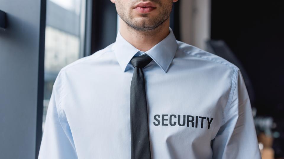 Sicherheitsmann mit Hemd und Aufschrift Security
