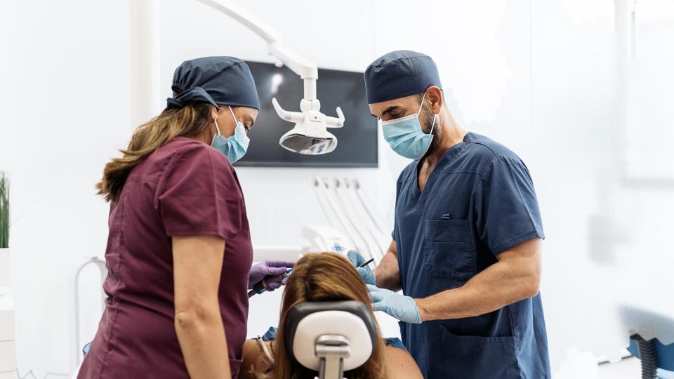 Zahnarzt behandelt Patientin