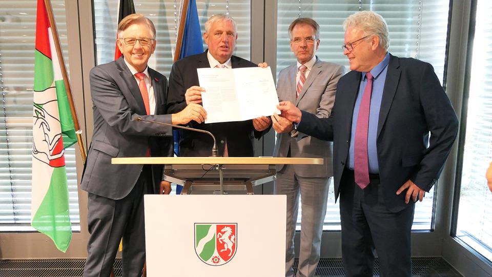 Arbeitsminister Karl-Josef Laumann (2.v.l.) und die Spitzen von Nordrhein-Westfalens Handwerk und Industrie haben den „Modernisierungspakt Berufliche Bildung“ geschlossen. 