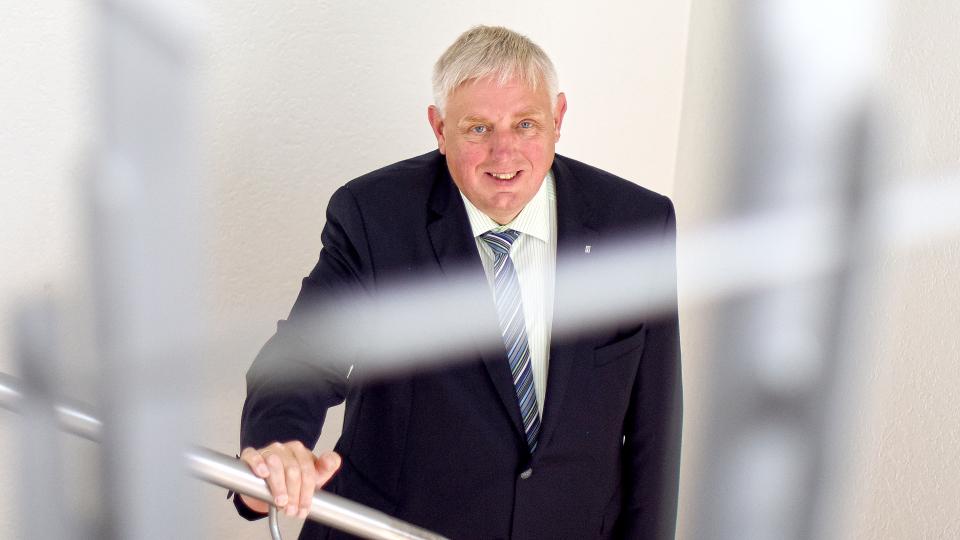 Der Minister für Arbeit, Gesundheit und Soziales des Landes Nordrhein- Westfalen, Karl Josef Laumann (CDU) steht am Dienstag (15.08.17) in Düssekdorf während eines Interviewtermins in einem Treppenhaus des Ministeriums.