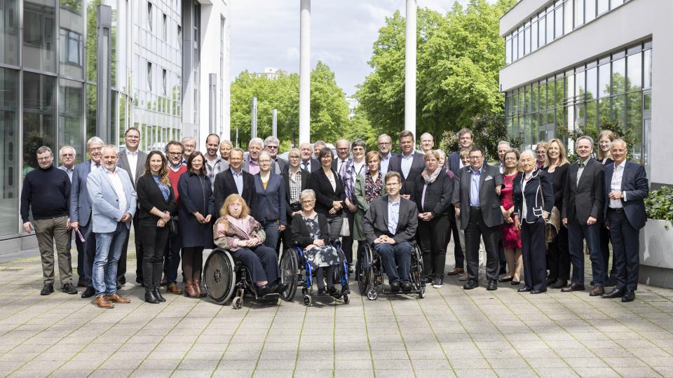 Gruppenfoto der Teilnehmenden bei der Sitzung des Inklusionsbeirates des Landes Nordrhein-Westfalen 2023