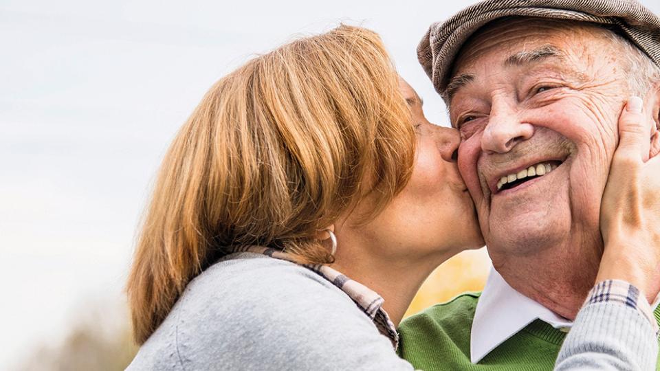 Seniorenpaar, eine Frau küsst einen Mann auf die Wange