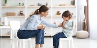Aufgebrachter kleiner Junge weint in Psychologen-Büro unfähig Emotionen zu kontrollieren