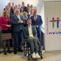 Die Unterzeichnerinnen und Unterzeichner die „Gemeinsamen Initiative zur Stärkung der Inklusion auf dem Arbeitsmarkt Nordrhein-Westfalens“ auf und vor einer Treppe