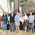 Minister Laumann mit Pflegeschülerinnen und -schülern im Landtag des Landes Nordrhein-Westfalen